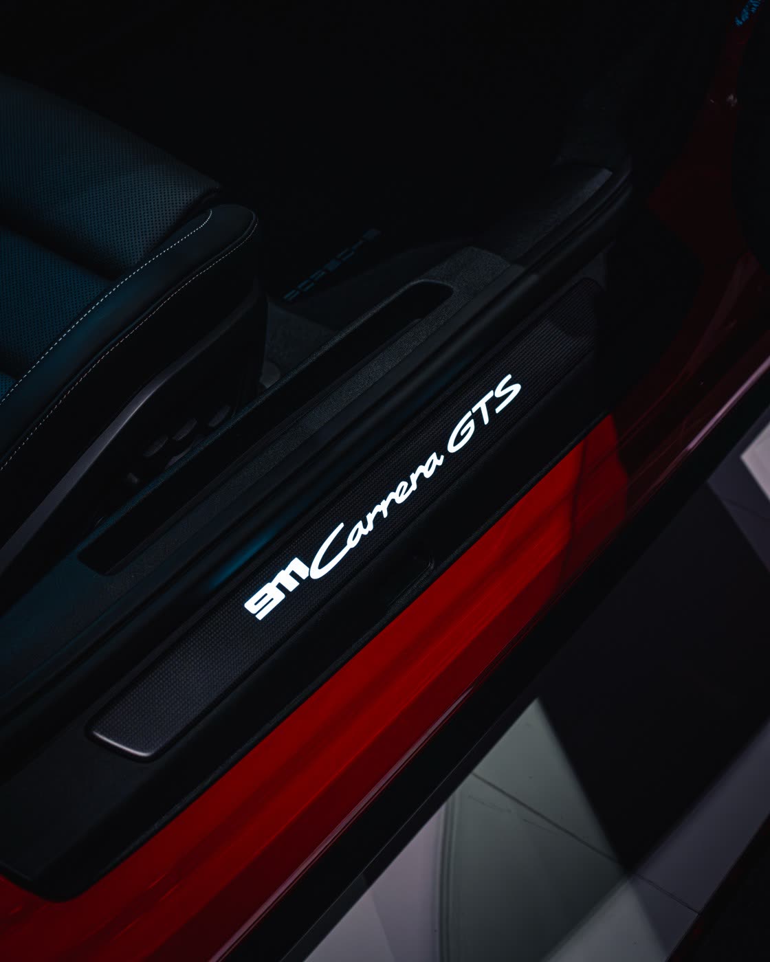 Illuminated 911 Carrera GTS door sill plate detail — Porsche Center Kalmar