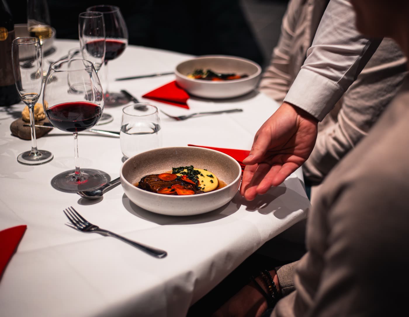 Two guests in conversation at Porsche Center Kalmar evening dinner overlooking the water