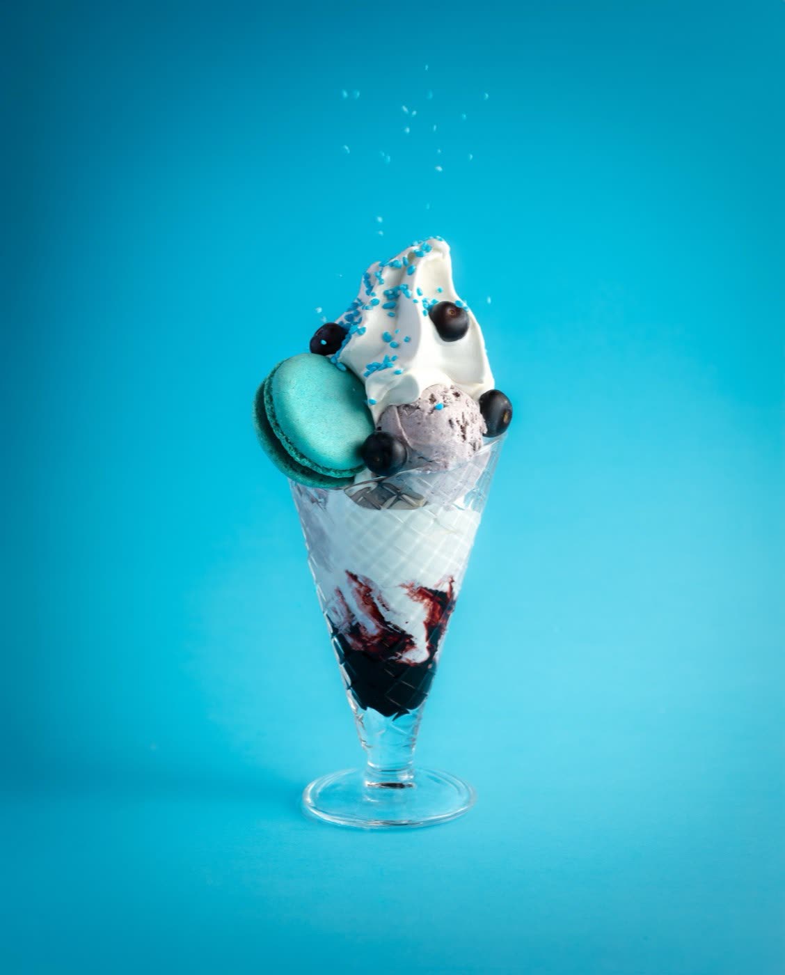 Latte art coffee cup surrounded by roasted beans, Togo café Kalmar